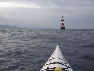 ２月２３日　佐多岬へ　横断途中の浮標『神瀬』<br />
107